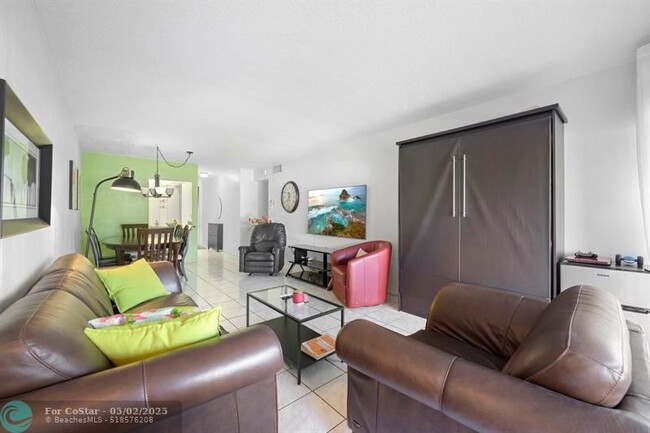 Building Photo - 460 Paradise Isle Blvd