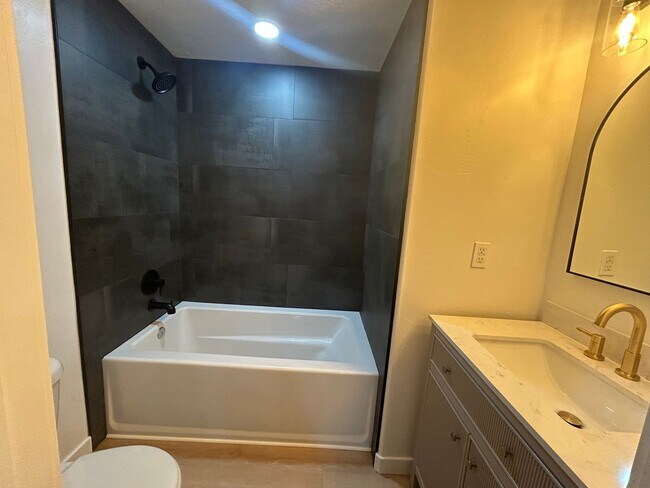 Building Photo - 3 Bedroom 3 Bathroom Townhouse in Saratoga Springs!