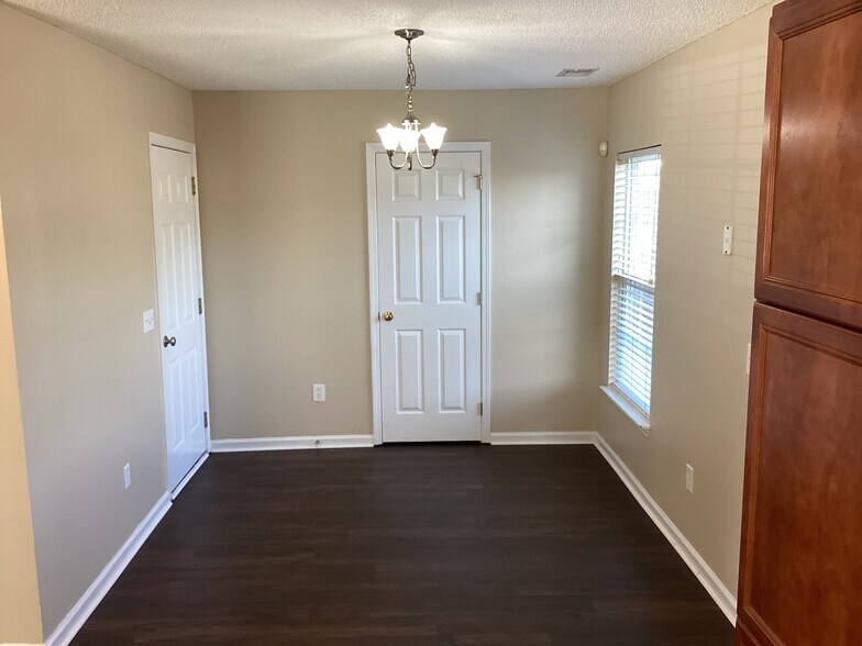 Building Photo - 8565 Chloe Ln