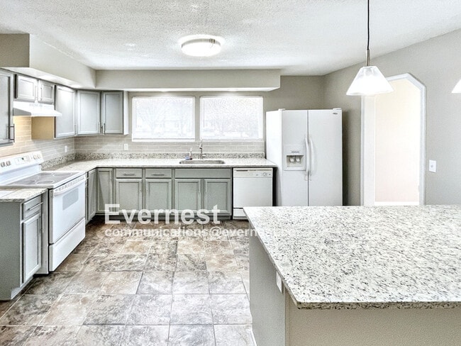 Building Photo - 4905 Eastwood Dr