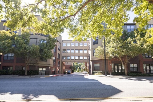 Building Photo - 2bd/2Ba Midtown Condo Perfect for Roommates w/ Pool and Gym!