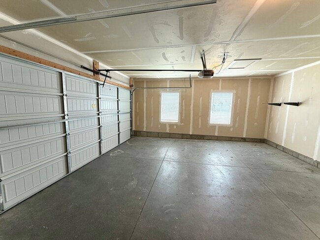 Building Photo - 4 bedroom 2.5 bath Plain City House