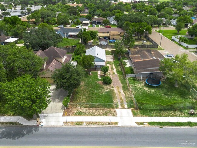 Building Photo - 606 E Kelly Ave
