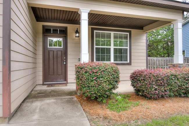 Building Photo - Updated 4 Bedroom 2.5 Bath