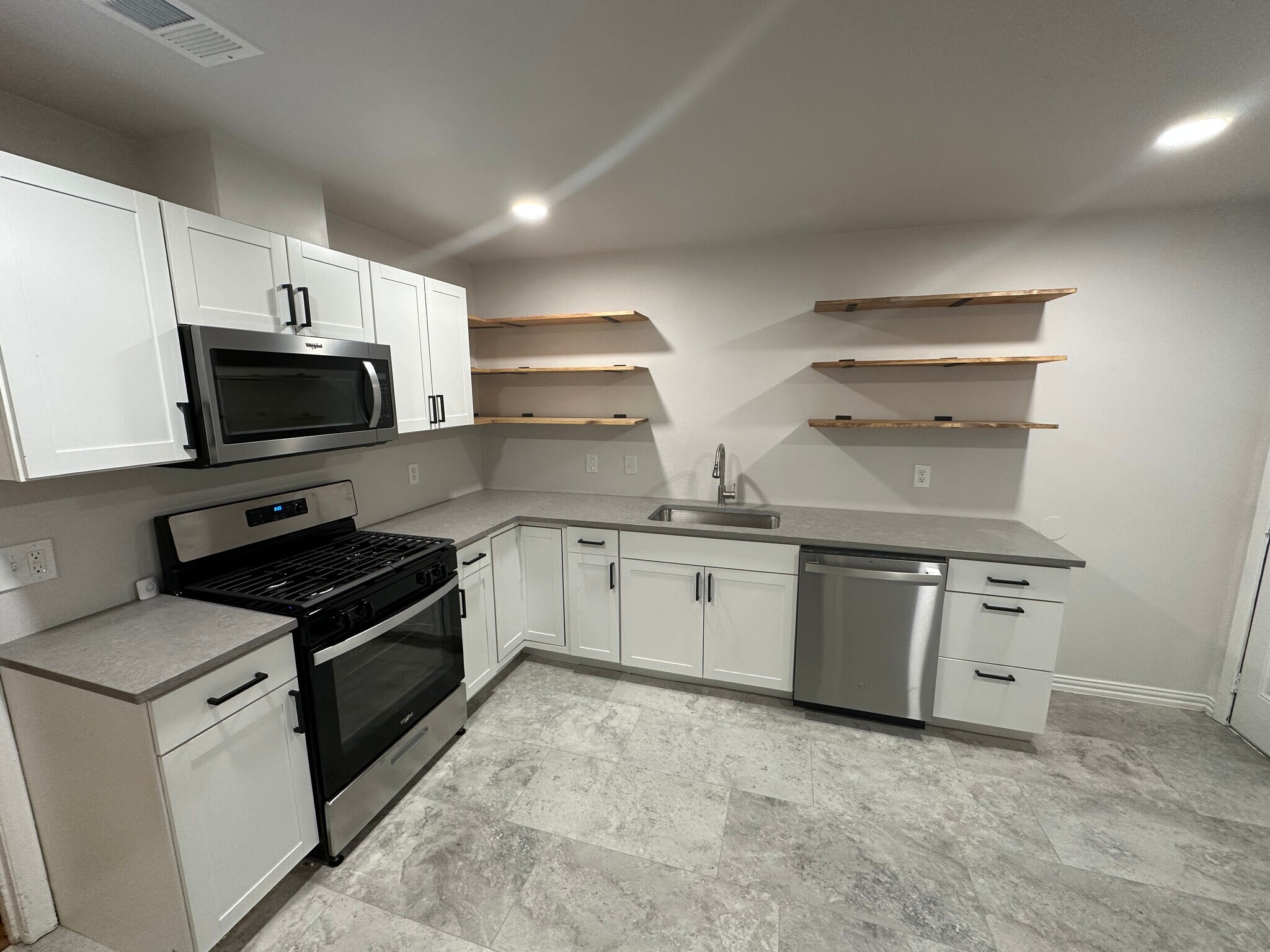 SS appliances - 2322 Meadow Ln