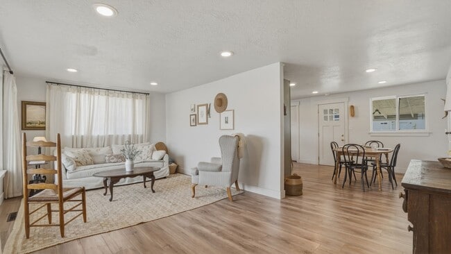 Building Photo - Charming and Quiet 3 bed Orem Home in Prime Location with Solar!!
