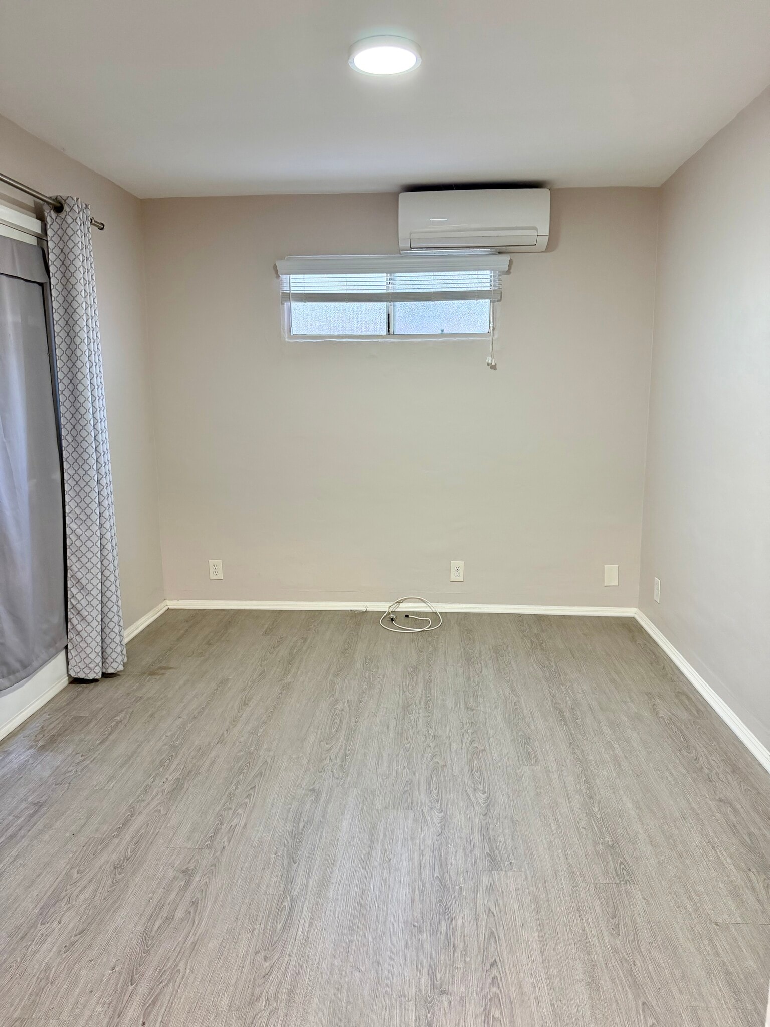 Building Photo - 1542 E Woodbury Rd