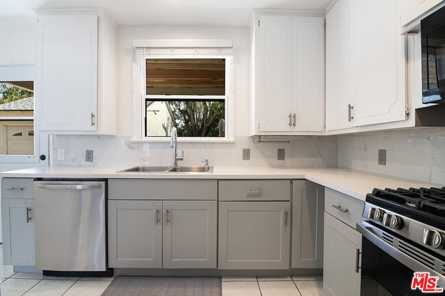 Building Photo - 414 University Ave