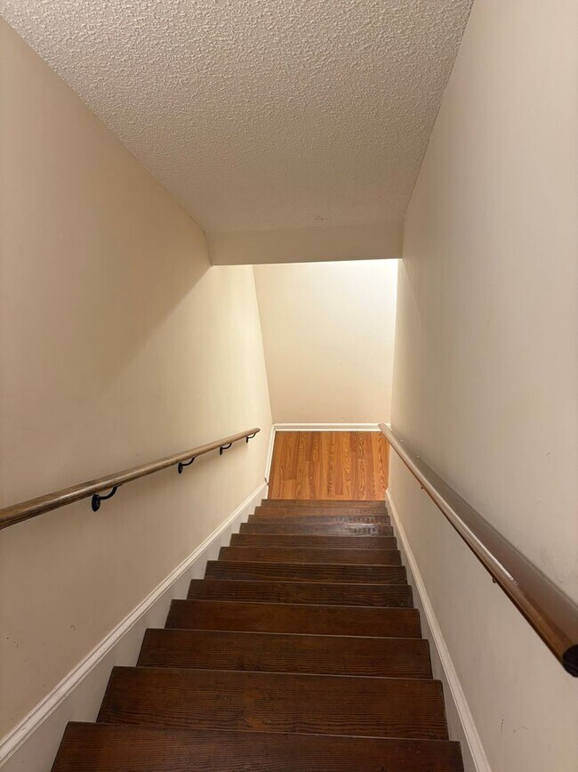 Building Photo - Beautiful East Side Home