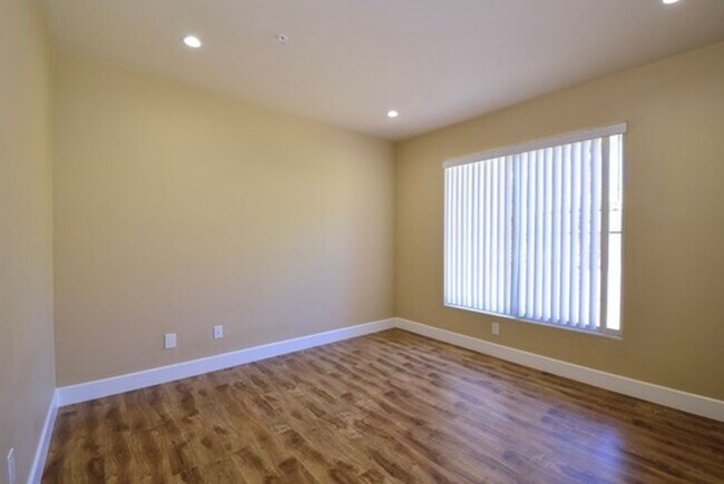 Building Photo - SPECIOUS 2 BED 2 BATH CONDO WITH ATTACHED ...
