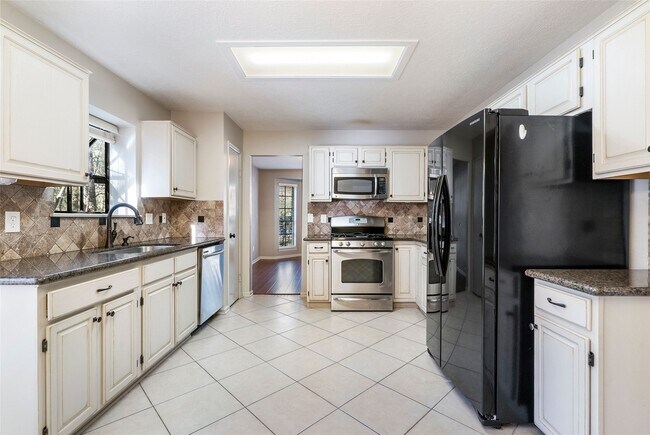 Building Photo - 2 Village Knoll Pl