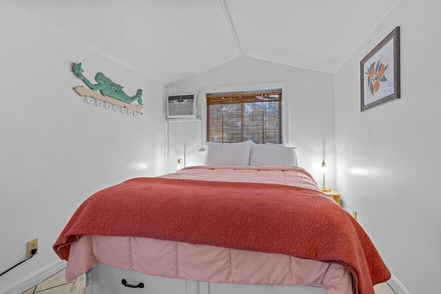 Building Photo - 912 Little Bay Ave