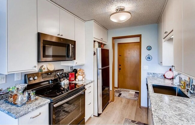 Building Photo - Top-Floor Gem – 2 Bed, 2 Full Bath, W/D, AC