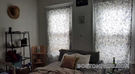 Building Photo - 208 Kelton St