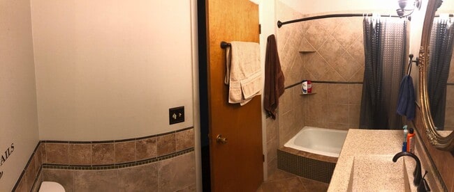 Building Photo - 3 Bed 2 Bath Single Family Home with Additional Space in Basement!