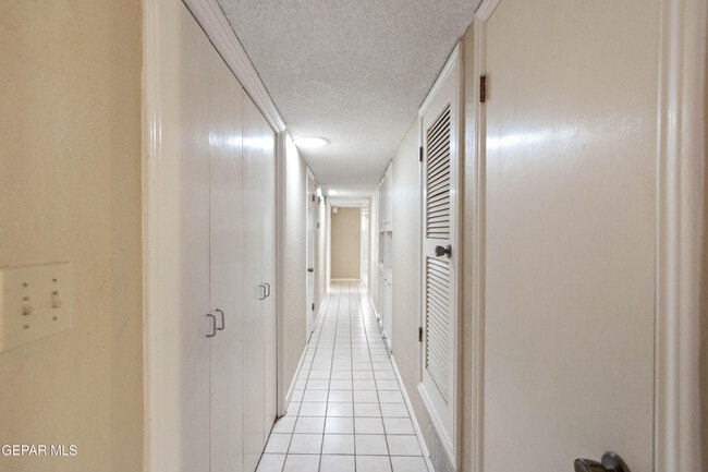 Building Photo - 316 Thunderbird Dr