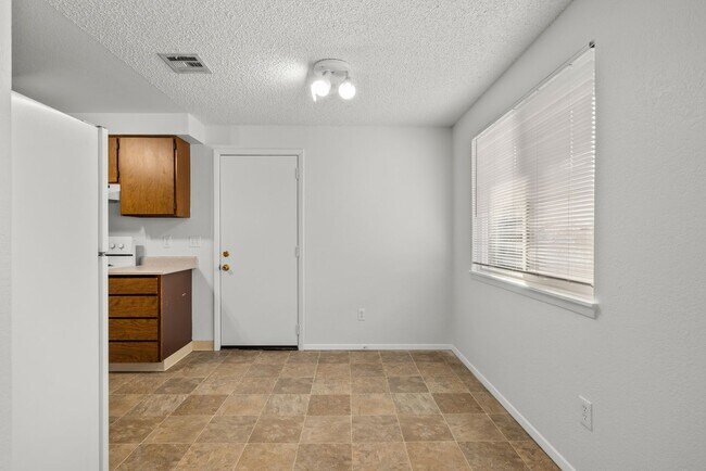 Building Photo - Charming townhome centrally located with great access to the Greenbelt and BSU!