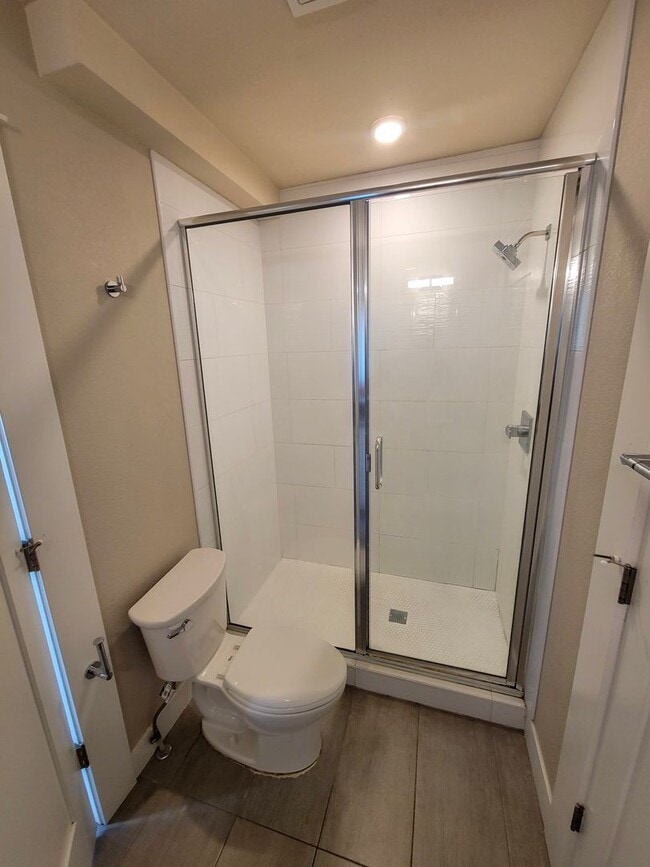 Building Photo - Beautiful 3 Bed 2 Bath Townhome Near Sloans
