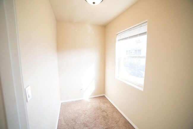 Building Photo - Newer Construction Townhome in Canby