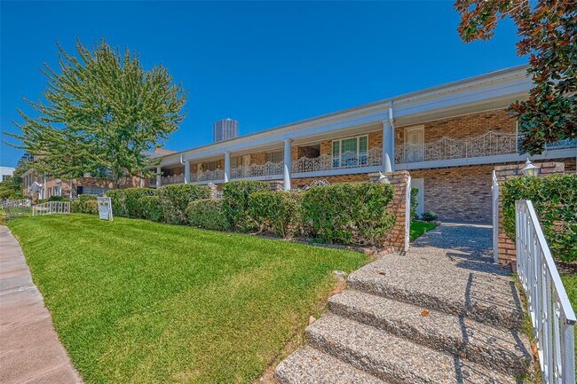Building Photo - 2101 Fountain View Dr