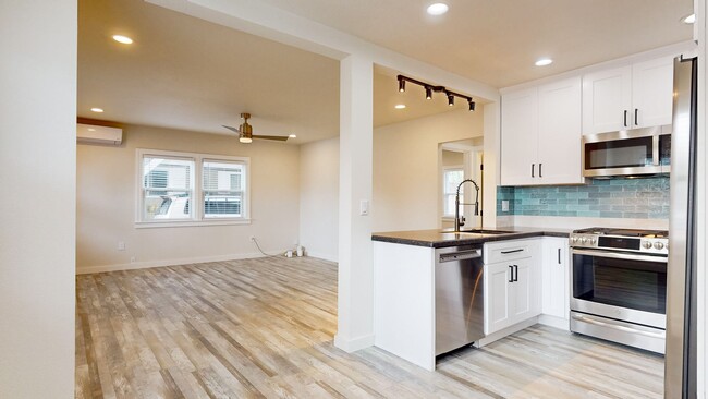 Building Photo - Beautiful 2 Bedroom 1.5 Bathroom Home! Sho...