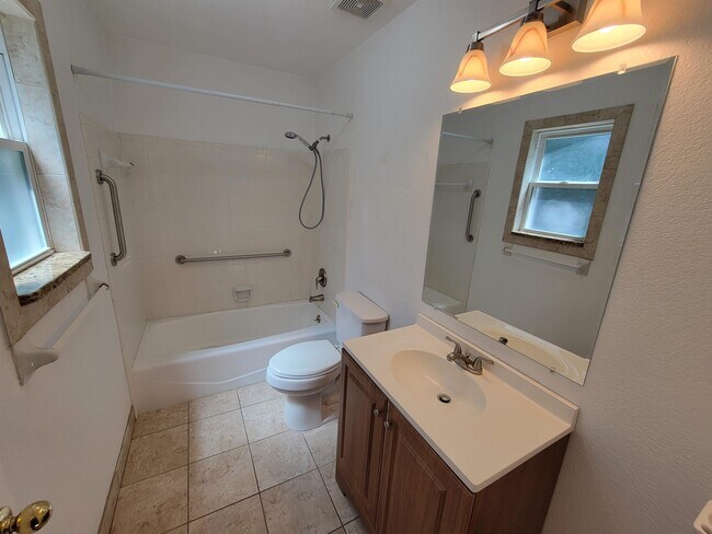 Building Photo - 1526 Highland Dr