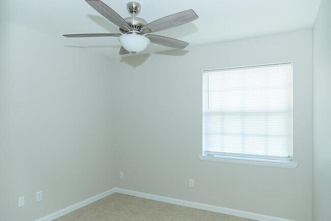 Building Photo - 127 Newcastle Cir