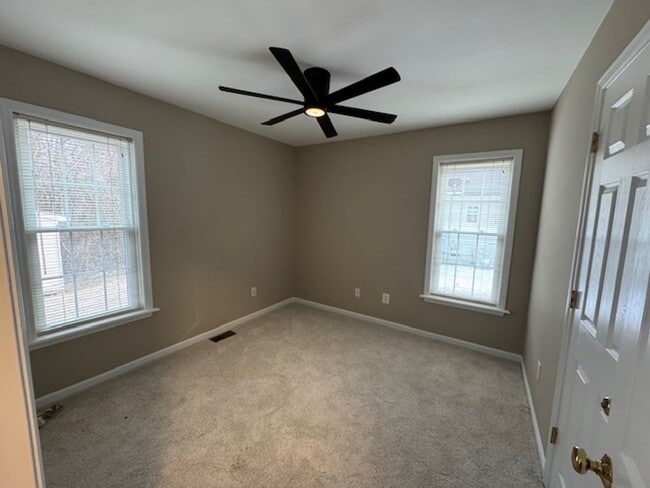 Building Photo - Short term lease available!