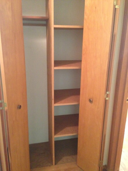 Building Photo - 820 NE Woodcrest Ave