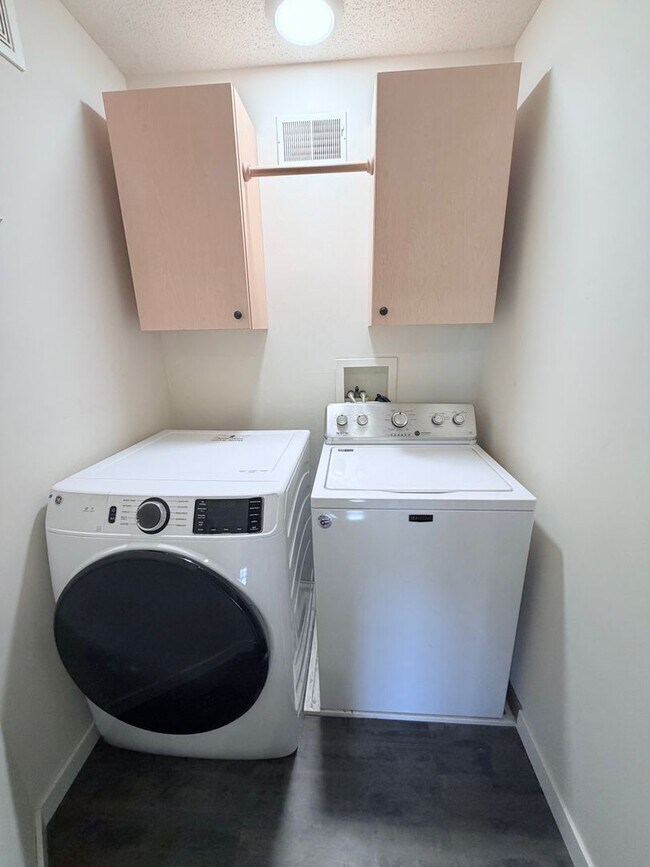 Building Photo - Modern 2-Bedroom Townhome in Apple Valley with Private Patio!!