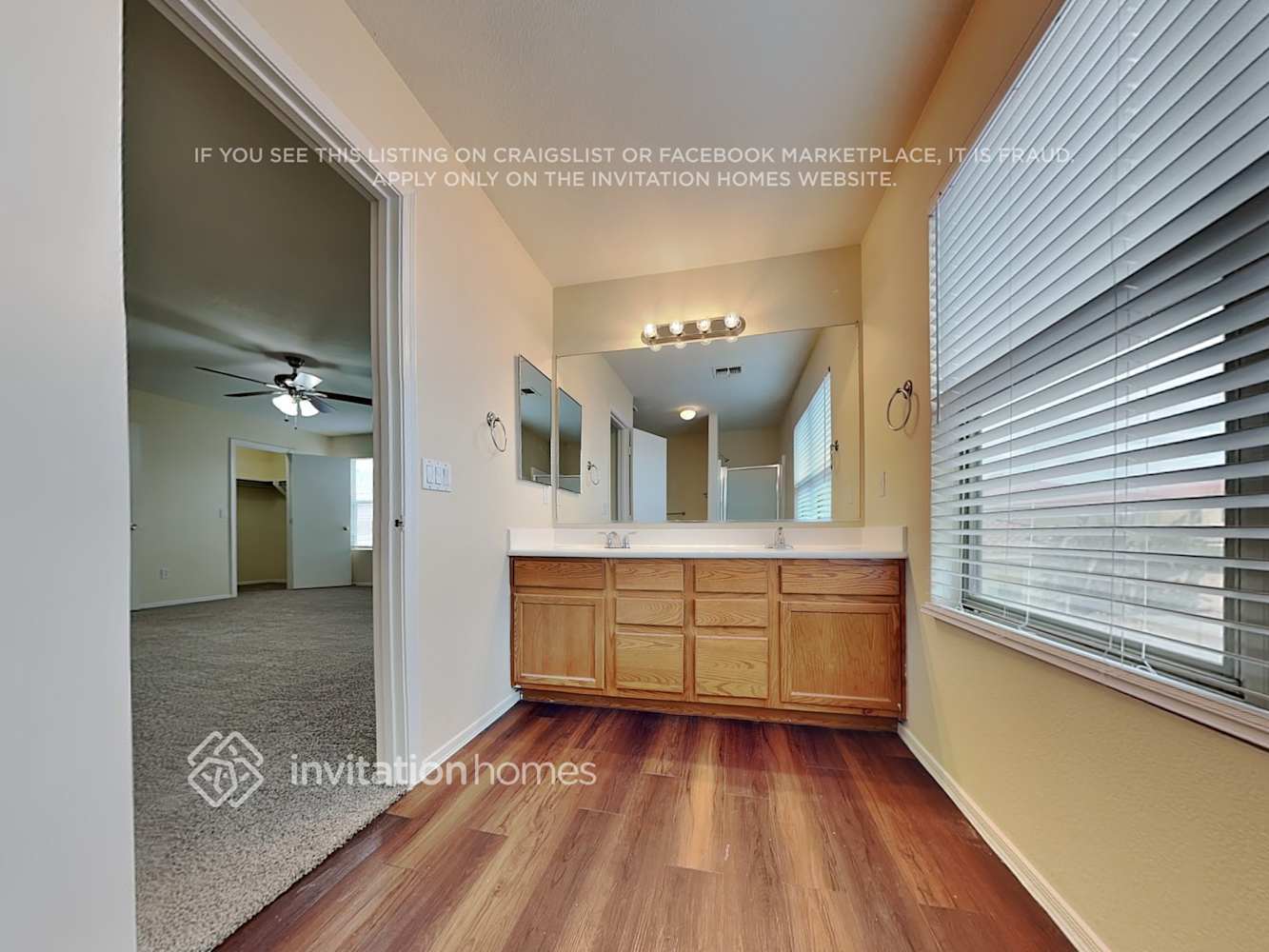 Building Photo - 2415 E Palm Beach Dr