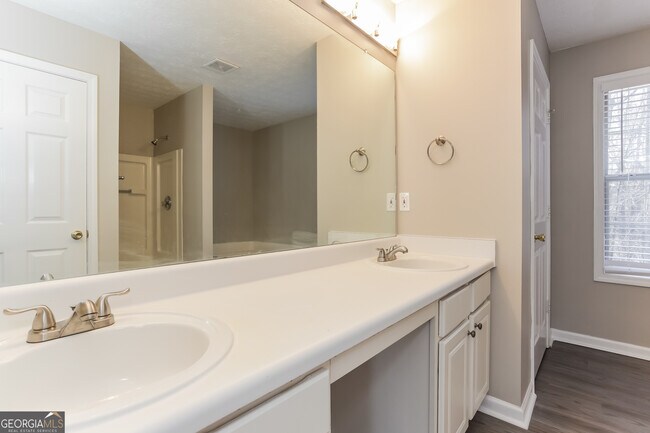 Building Photo - 176 Olympic Dr