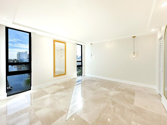 Building Photo - 4800 Bayview Dr