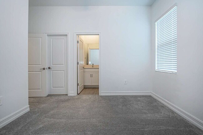 Building Photo - Spacious Like New 4-Bedroom Oasis with 3 Full Baths in Palmetto - Available NOW