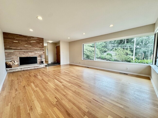Building Photo - Large Mid-Century Home in Magnolia!