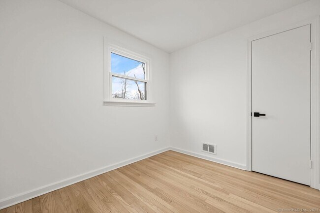 Building Photo - 141 Ridgewood Dr