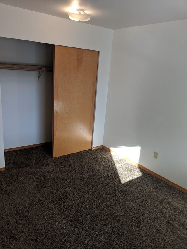 Building Photo - Spacious Studio with bonus storage