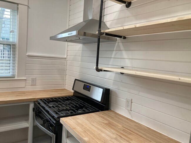 Building Photo - 328 E 12th St