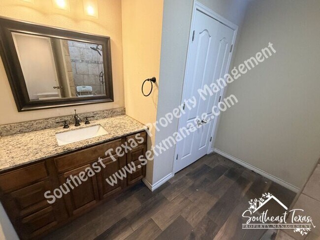 Building Photo - 6033 Reba Dr