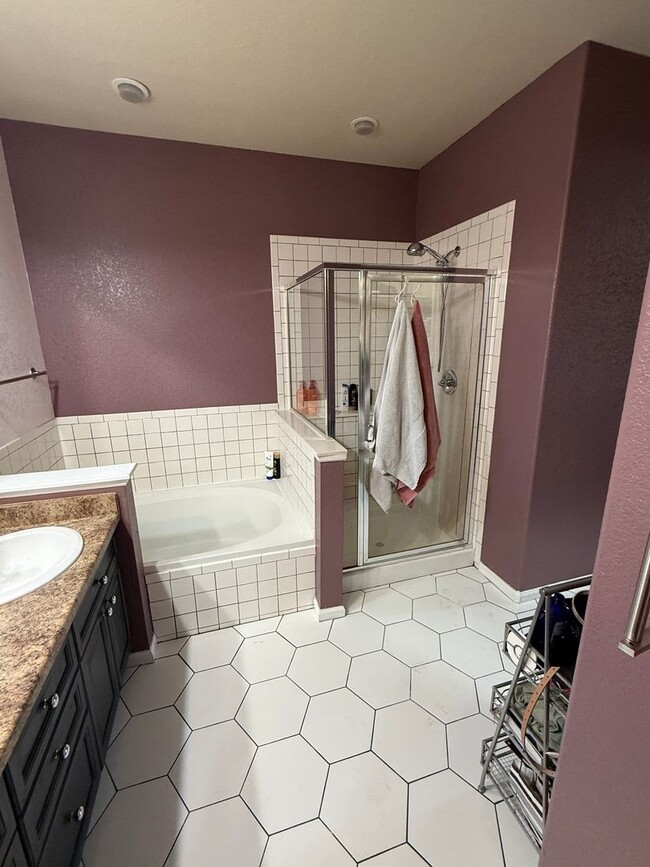 Building Photo - Single room for rent in the heart of Heather Ridge