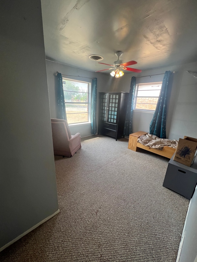 Building Photo - Southside Home Near Park