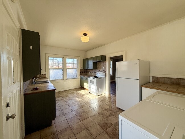 Building Photo - 834 Malvern Ave