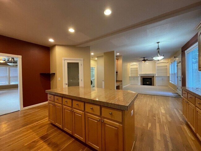 Building Photo - 5 Bed 2.5 Bath + a Den in Tigard/Bull Mountain - Solar Panels, Central A/C and More!