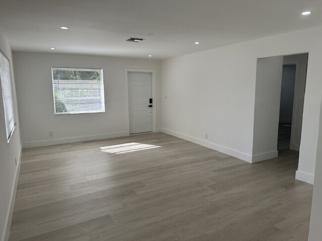 Building Photo - 2 bed 1 bath located in the desirable Edgewood neighborhood, just minutes from the marina, highwa...