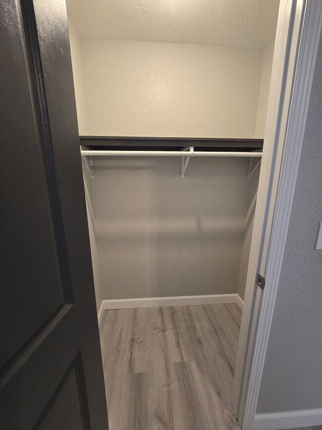 Building Photo - 1 Bedroom 1 Bathroom Apartment!