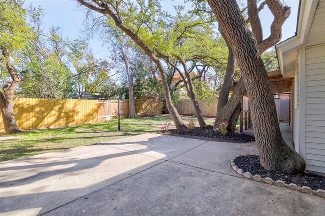 Building Photo - 402 Mulberry Dr