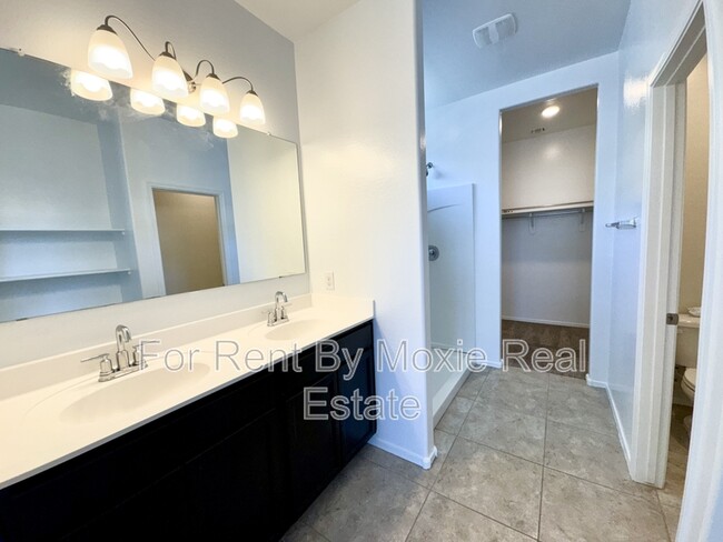 Building Photo - 17875 N Pietra Rd