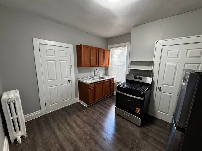 Building Photo - Newly Remodeled Two Bedroom Apartment in Squirrel Hill