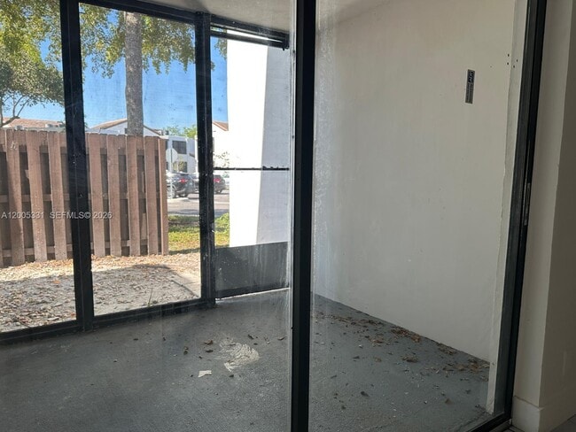 Building Photo - 215 Lake Pointe Dr