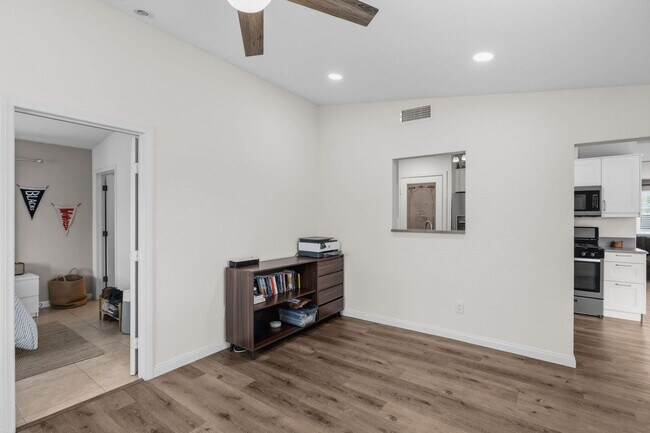Building Photo - 1127 Hemlock Ave